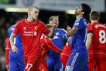 Pegefinger. Der er ikke kun Liverpools Martin Skrtel (tv), der mener, at Diego Costa forbrød sig mod reglerne i tirsdagens Cup-duel. 