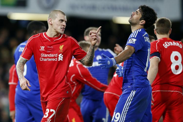 Pegefinger. Der er ikke kun Liverpools Martin Skrtel (tv), der mener, at Diego Costa forbrød sig mod reglerne i tirsdagens Cup-duel. 
