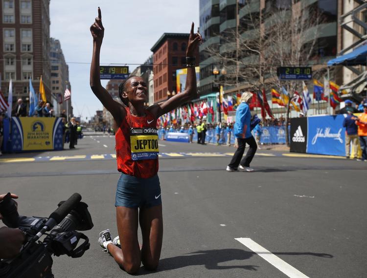 dopet. Rita Jeptoo jubler efter at have vundet Boston maraton sidste år. 