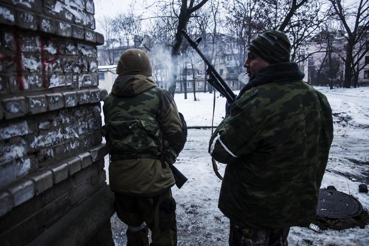 Uro. Russiskstøttede oprørere i Donetsk søger dækning. 