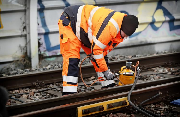 Rparation. Medarbejdere fra Banedanmark måtte forleden i aktion for at udbedre skaderne efter endnu et kabeltyveri - i dette tilfælde ved Åmarken Station. 