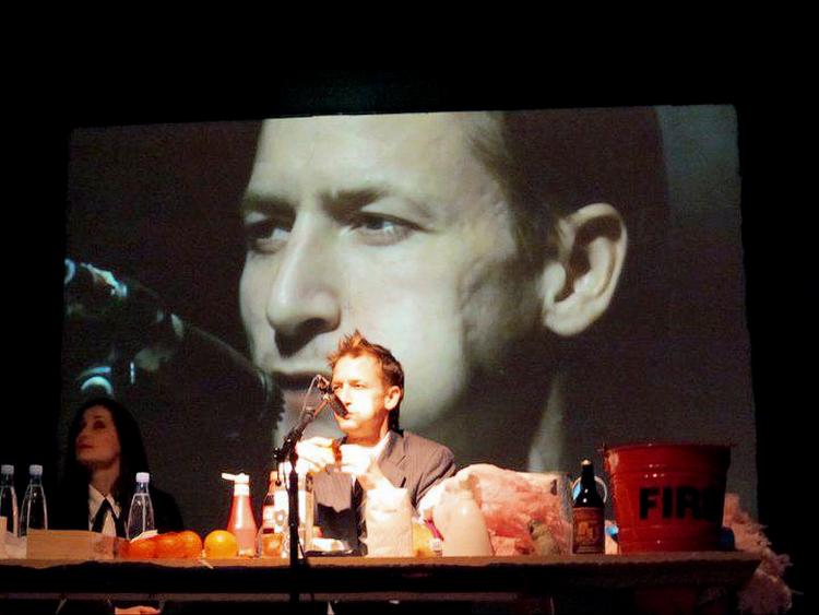 performance. 'Truth or Dare' er en op til 8 timer lang performance-improvisation over 'Sandhed og konsekvens' af scenografen Edward Lloyd Pierce.