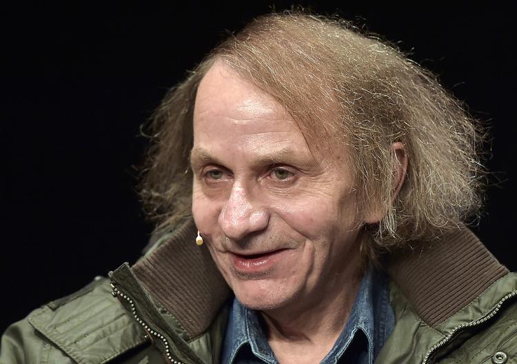Teatralsk. Houellebecq er lige så teatralsk som Sartre og lige så nostalgisk som Kundera, skriver Rune Lykkeberg i dagens kulturkommentar. 