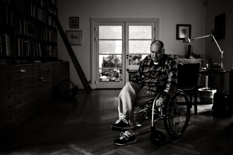 Kunst. Per Kirkeby, Nordens største nulevende maler, faldt for halvandet år siden ned af trappen i sit hjem og pådrog sig en hjerneskade, der har kostet ham evnen til at male. 