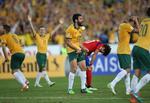 forløsning. Australiens Mile Jedinak (midt) og resten af holdet jubler efter finalesejren i Asia Cup mod Sydkorea. 