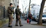Sikkerhed. Franske soldater patruljerer uden for en jødisk skole i Paris, hvor der siden attentatet har patruljeret svært bevæbnede soldater overalt. 