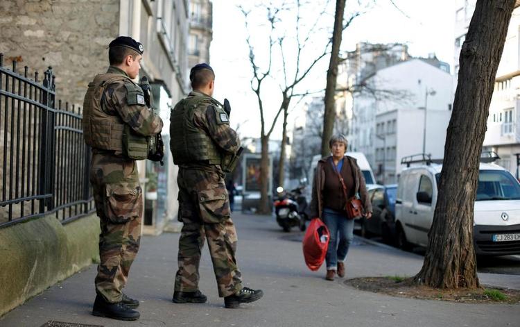 Sikkerhed. Franske soldater patruljerer uden for en jødisk skole i Paris, hvor der siden attentatet har patruljeret svært bevæbnede soldater overalt. 