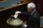 Afstemning. I Italien er der stemt om, hvem der skal være ny præsident i landet. Her ses den italienske senator Roberto Formigon. 