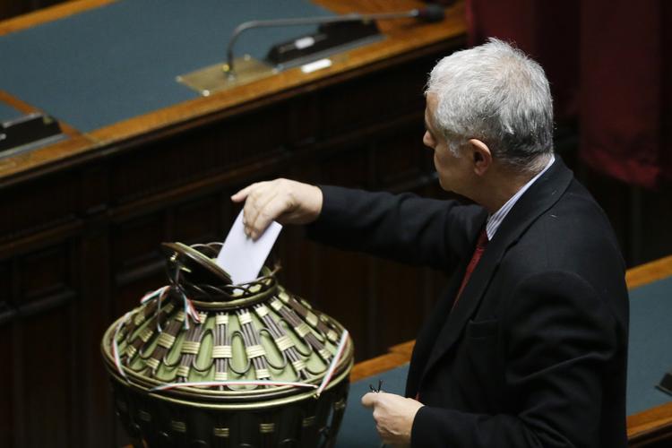 Afstemning. I Italien er der stemt om, hvem der skal være ny præsident i landet. Her ses den italienske senator Roberto Formigon. 