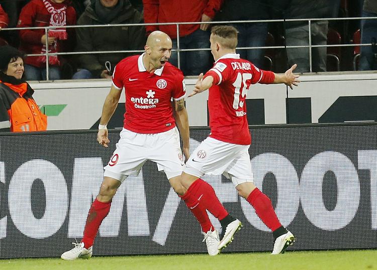 5-0.  Pablo de Blasis (th) var blandt målscorerne for Mainz i storsejr. 
