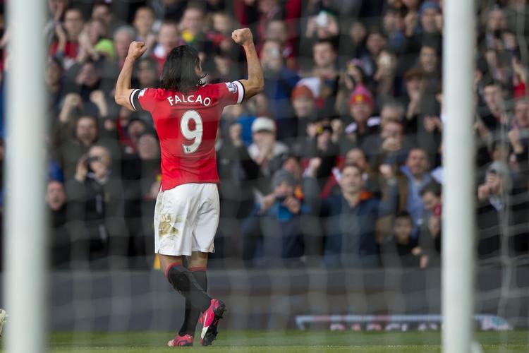 3-1. Radamel Falcao viste sin målnæse, da han scorede et af målene for Manchester United mod Leicester. 