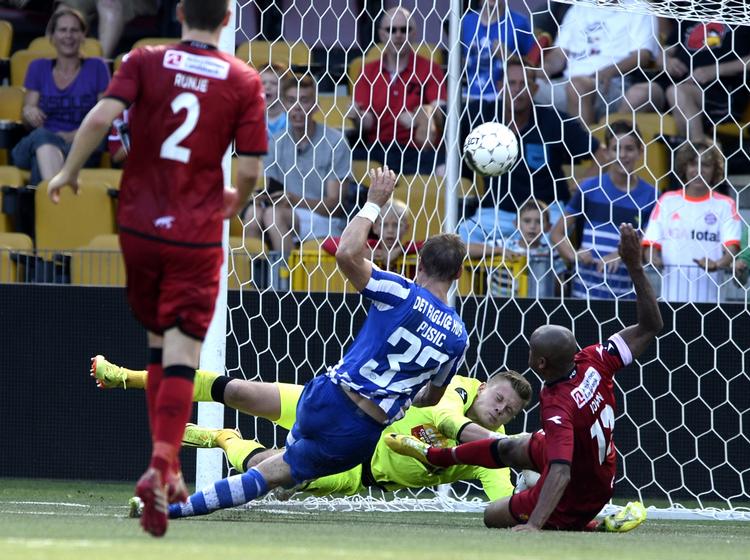 solgt. Martin Pusic (midt) i aktion for  Esbjerg i en kamp mod FCN. 