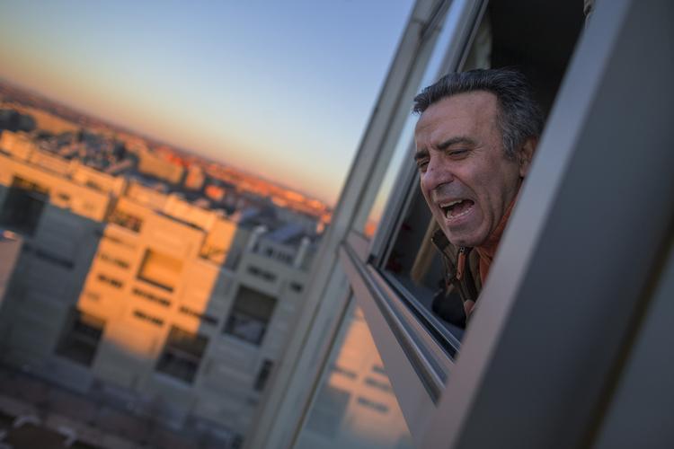 ramt. Spanien er et af de lande, der er ramt af høj arbejdsløshed. Forrige fredag råbte dette medlem af bevægelsen for gældsofre i protest mod, at Cecilia Paredes og hendes arbejdsløse mand, Wilson Ruilova, skulle sættes på gaden i Madrid. 