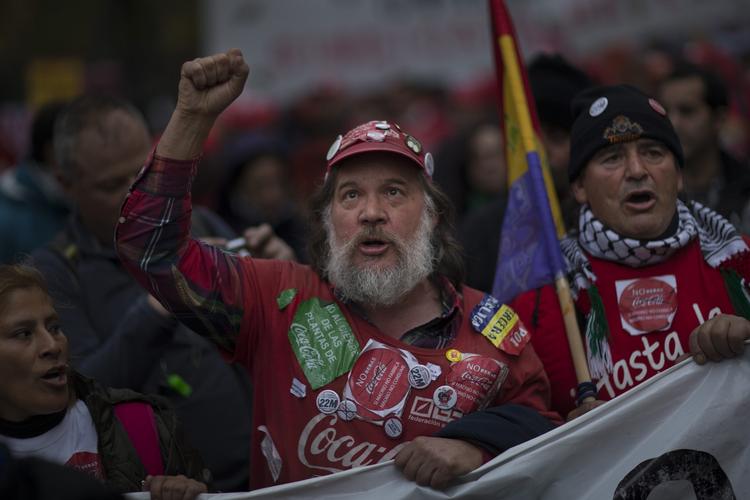 værdighed. Spanien er hårdt ramt af høj ledighed og  et markant fald i reallønnen. Billedet er fra en såkaldt værdighedsmarch i Madrid i november, hvor tusinder protesterede mod regeringens spareplaner. 