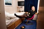 Hjemligt. Når Trine Skibelund Kristensen er på arbejde på Oslofærgen, skal hun bare to dæk ned før hun kan komme i seng i sin kahyt, som føles som hendes andet hjem. 