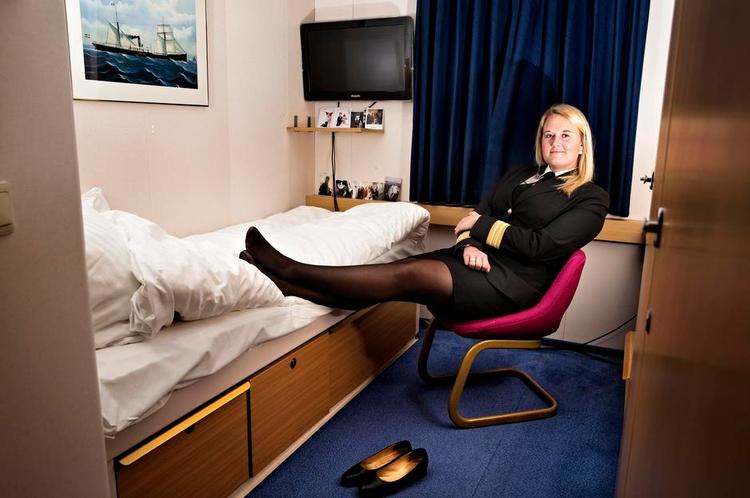 Hjemligt. Når Trine Skibelund Kristensen er på arbejde på Oslofærgen, skal hun bare to dæk ned før hun kan komme i seng i sin kahyt, som føles som hendes andet hjem. 