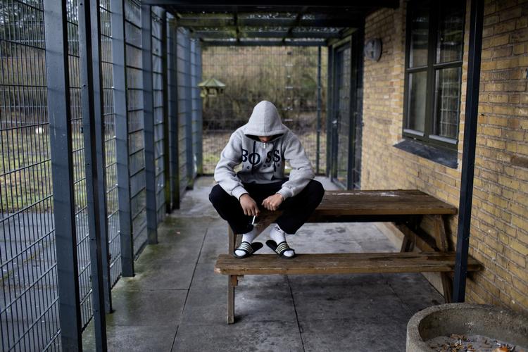 Koder. »Man sætter unge kriminelle sammen med andre unge kriminelle, og de hiver deres kultur fra gaden med ind på institutionerne. Det betyder, at det bliver bestemte koder og værdier, som bliver det styrende i fællesskabet. Det kommer til at handle om at være sej og rå og spille med på den lidt hårde gadekultur for at være der«, siger Tea Torbenfeldt Bengtsson, som i forbindelse med sin ph.d.-afhandling tilbragte 2 måneder på en sikret institution. 