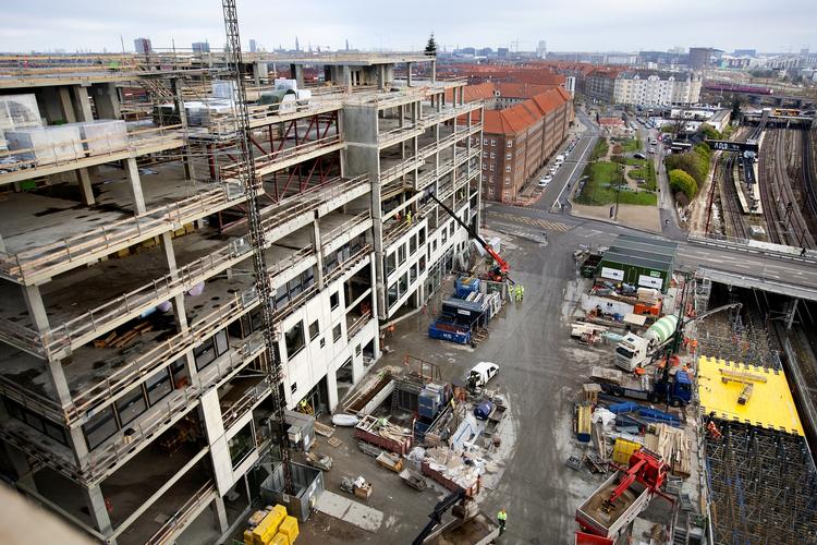 Singlebyggeri. I Carlsberg Byen på Vesterbro bygges der 3.000 nye boliger og her bygges en del små lejligheder til singler. 