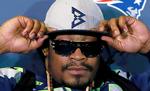 Marketing. Seattles Marshawn Lynch har under optakten og de obligatoriske pressemøder op til Super Bowl båret en kasket med sin eget logo (Beast Mode) i stedet for NFL's, og det kan koste running backen en seriøs bøde efter finalen. 