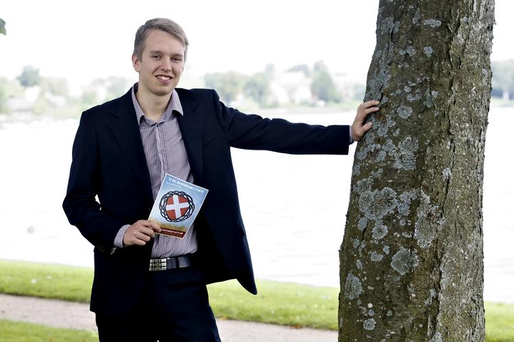 Politik. Daniel Carlsen er leder af Danskernes Parti. 