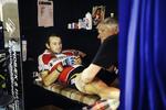 Massage. Alex Rasmussen skal på cykelen igen i morgen. 