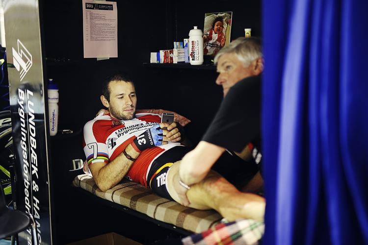 Massage. Alex Rasmussen skal på cykelen igen i morgen. 