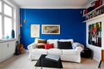 Markant. Ikea-sofaen står på kongeblå baggrund. Orange matcher det godt, og Trine Kjærhauge har selv spraymalet den ene 1970’er-lampe, som oprindeligt var hvid. 