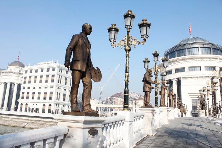 gadekunst. Der er et mylder af statuer i bybilledet i Skopje. 