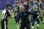 Seattle Seahawks cheftræner Pete Carroll i diskussion med dommerne. 