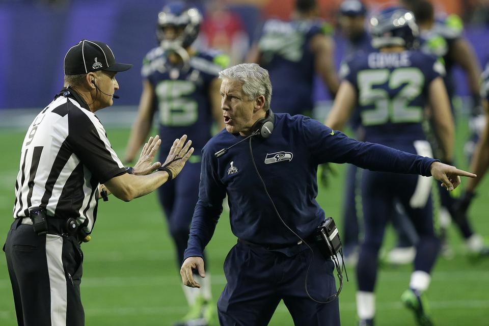 Seattle Seahawks cheftræner Pete Carroll i diskussion med dommerne. 