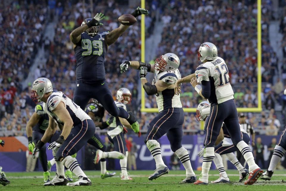 Seattle Seahawks forsvarer Tony McDaniel blokerer en aflevering. 