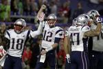 New England Patriots quarterback Tom Brady jubler med sine holdkammerater efter sejren. 
