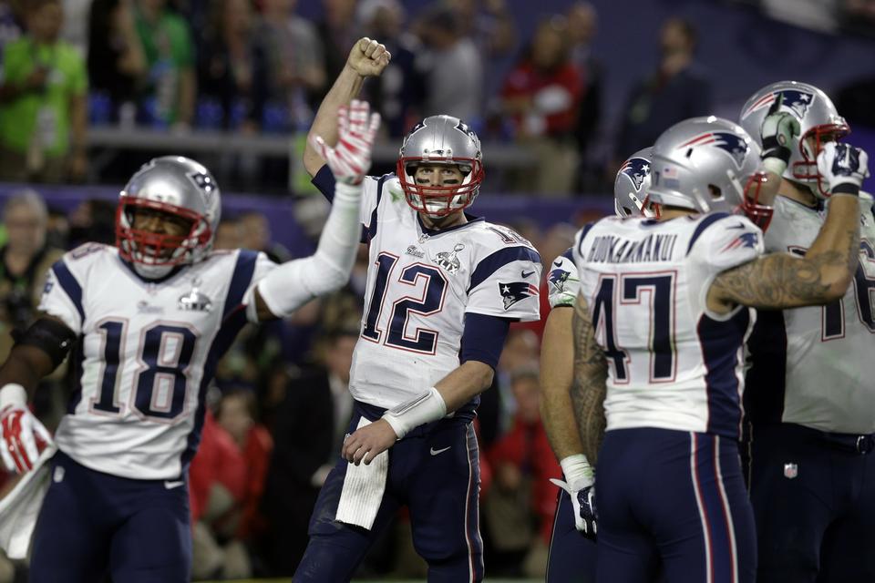 New England Patriots quarterback Tom Brady jubler med sine holdkammerater efter sejren. 