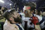 New England Patriots quarterback Tom Brady fejrer sejren sammen med Julian Edelman. 
