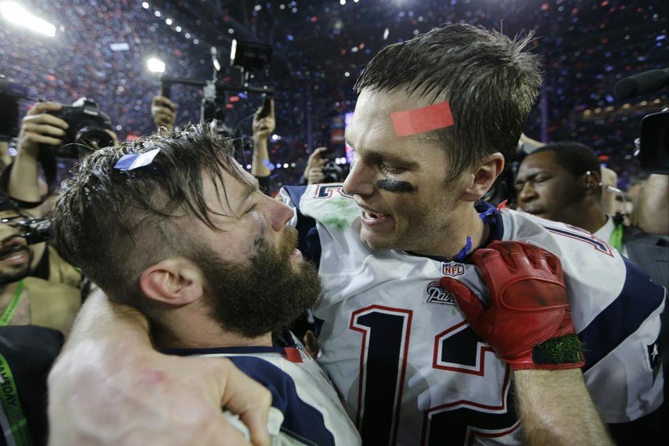 New England Patriots quarterback Tom Brady fejrer sejren sammen med Julian Edelman. 