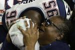 New England Patriots Chandler Jones jubler sammen med sin mor Camille Jones. 