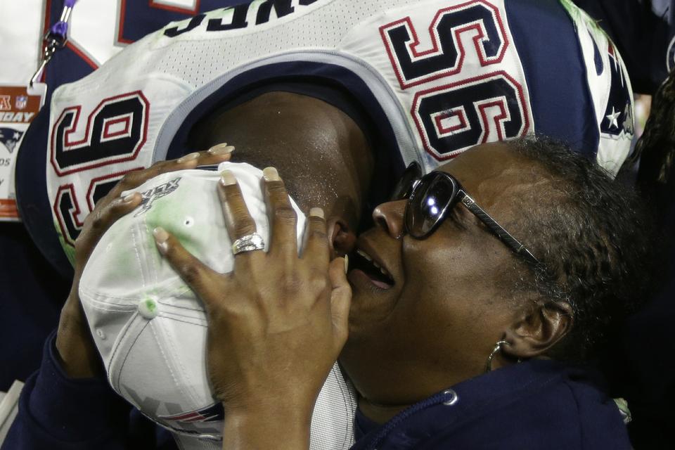 New England Patriots Chandler Jones jubler sammen med sin mor Camille Jones. 