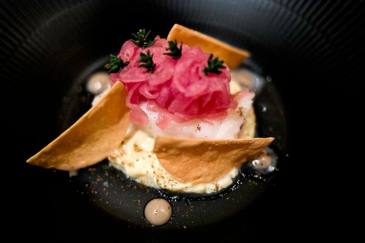 Bella! På papiret lød den confiterede torsk med syltede rødløg som en ækel omgang levertran. Men retten var et højdepunkt, mener anmelderen. 