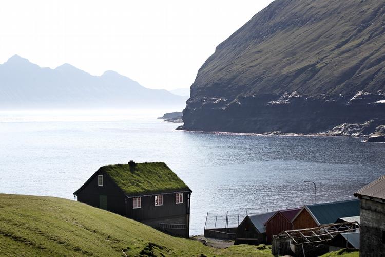 Isoleret. Færøerne har ingen kabelforbindelse til andre lande, så landet er nødt til selv at skabe balance i sit elsystem. 