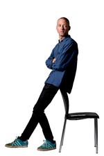 Økokritik. Breaking news og partipolitik går igen i digtsamlingen som to yndlingsaversioner. Den slags er for absurd at beskæftige sig med for forfatteren, jordklodens tilstand taget i betragtning. 