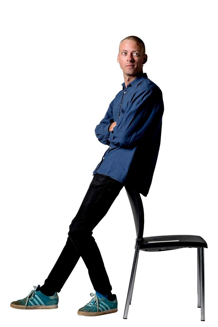 Økokritik. Breaking news og partipolitik går igen i digtsamlingen som to yndlingsaversioner. Den slags er for absurd at beskæftige sig med for forfatteren, jordklodens tilstand taget i betragtning. 