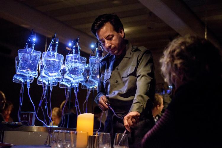 Serveret. Gæsterne ved Sort/Hvids interaktive Noma-performance kunne godt få en grim smag i munden, når der lå billeder af børn på tallerkenen med halvt fortærede ansigter. 