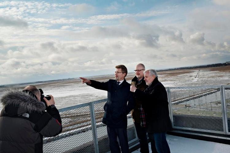 Kvoter. Overborgmester Frank Jensen (S), direktør Christian Høgsbro (AAB) og direktør Jørgen Wittig fra Arkitektgruppen har ad frivillighedens vej skabt et kvarter i Ørestad Syd, hvor omkrnig hver femte bolig er almene. I fremtiden kan kommunerne indføre kvoter. 