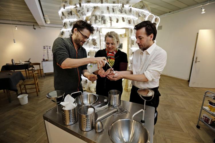 Trio. Det er Andreas Liebmann (med briller), Derek Lesher (hvid skjorte) og Dorthe Holbek, der står for preformanceteateret på Charlottenborg. 