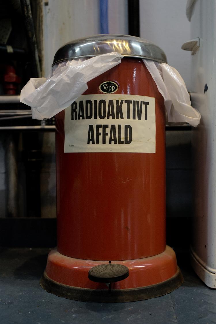 ATOMAFFALD. Vores nabolande frygter, at dansk atomaffald kommer til at ligge for tæt på overfladen og for tæt på deres grænser. 