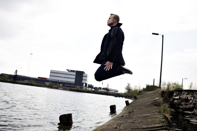 Oneman. Gintbergs uvane med at råbe højt, med at grine ad sine egne jokes, inden han siger dem, og gentage sine pointer træder alt for tydeligt frem i nyt show (arkivfoto). 