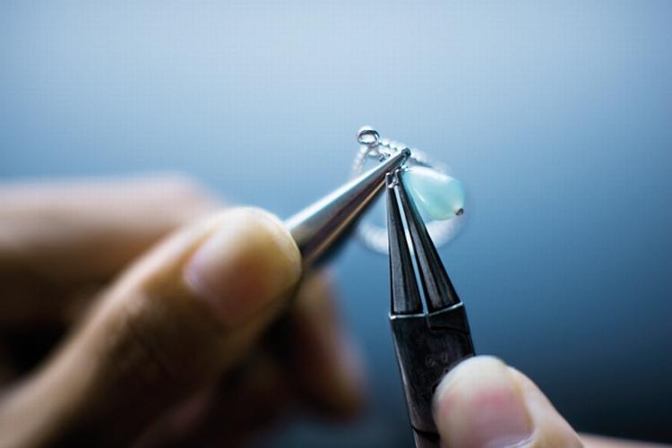 Uro. Smykkefirmaet Pandoras aktiekurs faldt drastisk på Københavns Fondsbørs, da amerikansk storbank valgte at anbefalede at sælge aktien. 