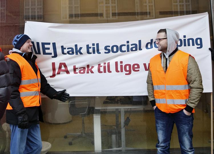 protest. Omkring 50 ansatte fra Københavns Lufthavn modtog Ryanairs kommercielle direktør, David O’Brien, med protester, da han besøgte Kastrup i sidste uge for at gøre reklame for flyselskabets kommende afgange fra lufthavnen. 