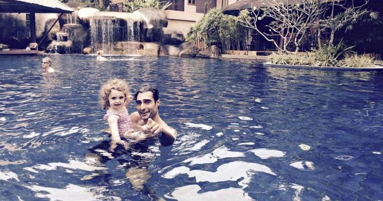Opladning. Farshad Kholghi, som netop er draget på turné med ’Den nøgne sandhed’, ladede op i Khao Lak i Thailand sammen med sin lille datter Augusta og hustruen Lea. 