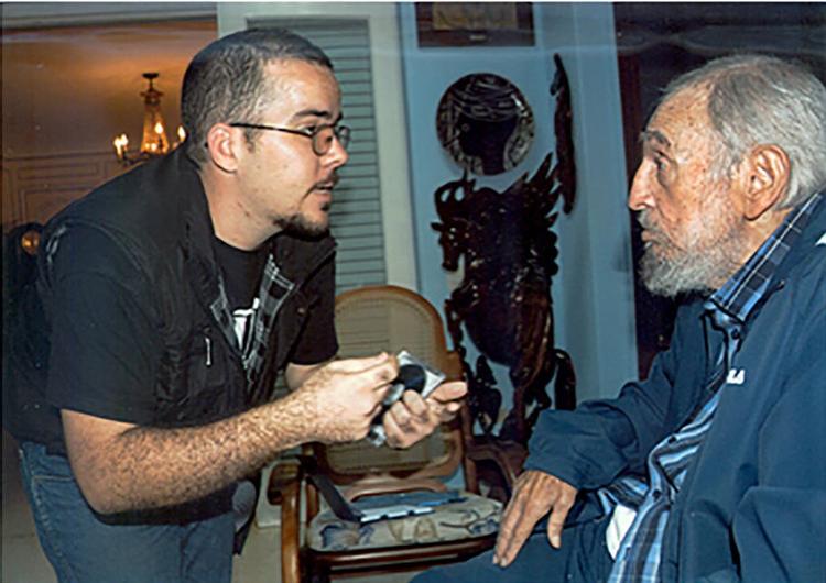 Internationalt. Den cubanske ekspræsident Fidel Castro i samtale med en studenterleder i Havana. 